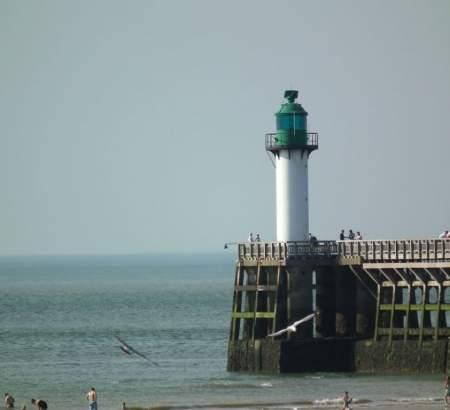 Phare et balises sur la côte